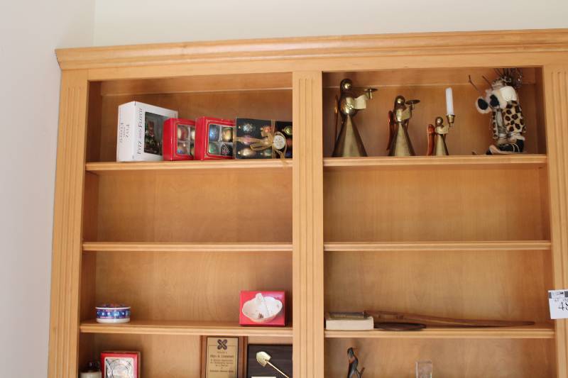 lot 48 image: Contents of Shelves Including Wicker Baskets Decorativfe Figurines Wooden Bird Decoration And More.