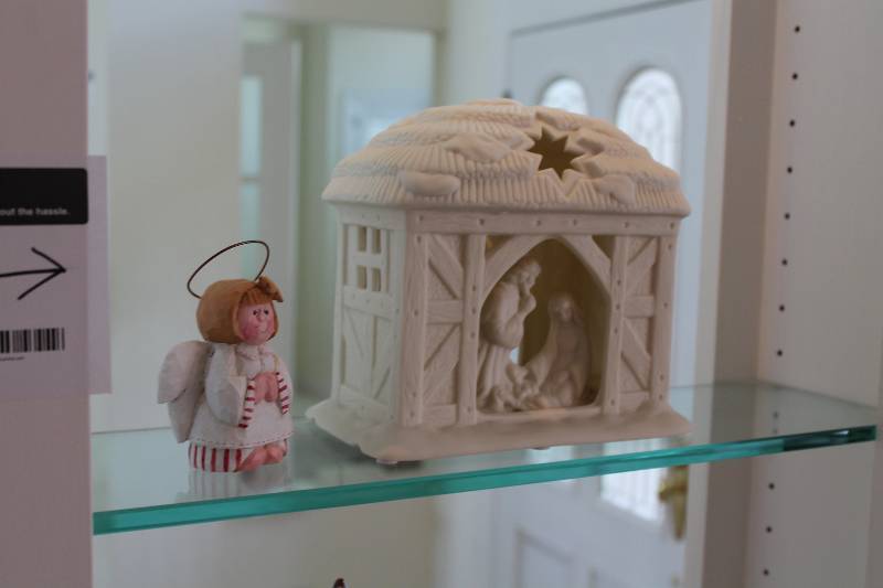 lot 80 image: Shelf Lot Including Seriglass By Yorkraft Decoration Decorative Vase, Gray Angel Figurine And More.