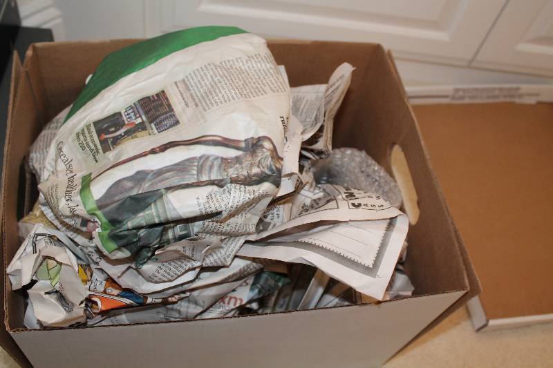 lot 100 image: Box Lot of Collectible Dishware Small Plates.