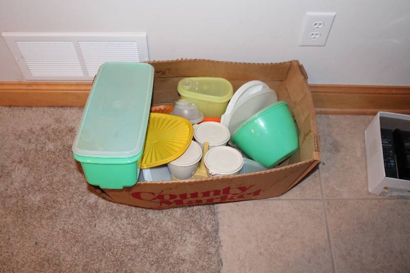 lot 189 image: Box Lot of Tuppeware Containers wLids.
