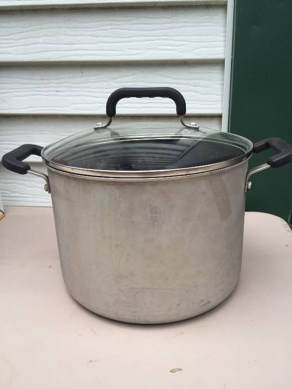 lot 13 image: Food Network 8 qt Stock Pot