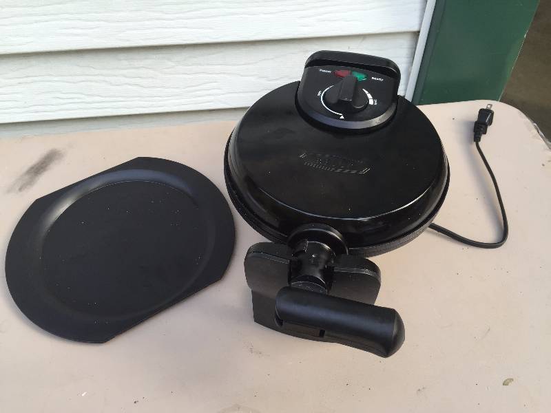 lot 22 image: Bella Rotating Waffle Maker