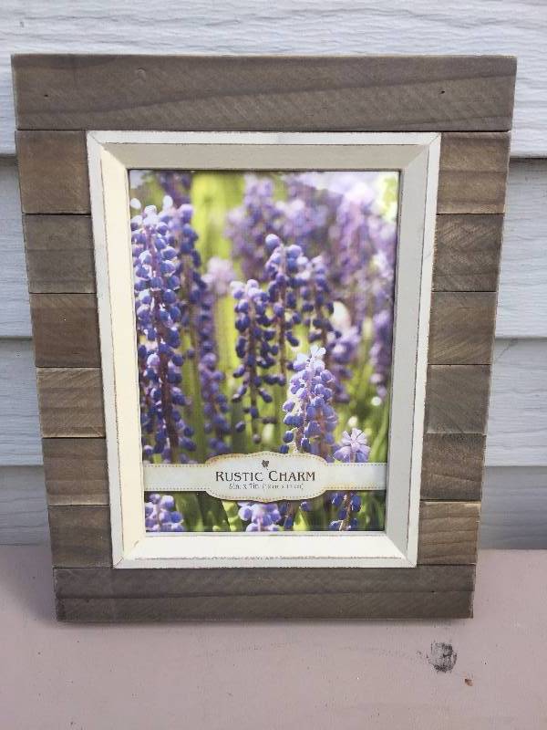 lot 33 image: 5x7 Picture Frame