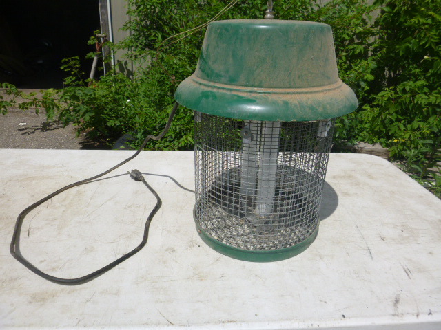 lot 19 image: Bug-A-Way Bug Zapper