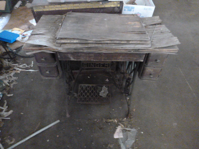 lot 22 image: Vintage Singer Sewing Machine Cabinet