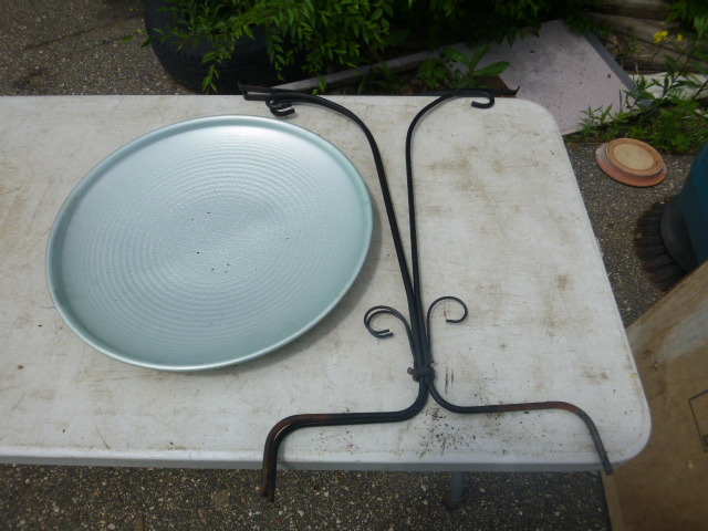 lot 29 image: Bird Bath