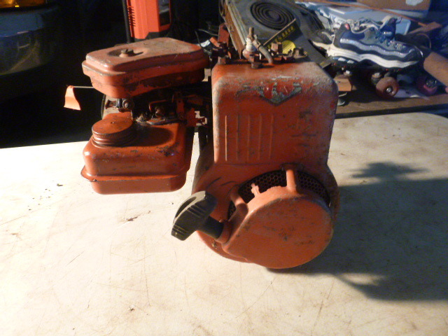 lot 127 image: Small Gas Motor