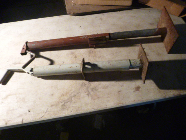 lot 170 image: 2 Trailer Jacks