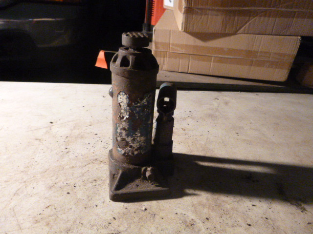 lot 180 image: Small Bottle Jack