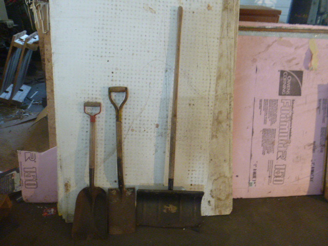lot 101 image: Shovels