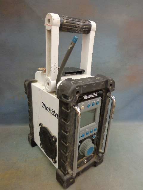 lot 14 image: Makita Radio