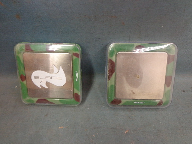 lot 17 image: Blade Scales