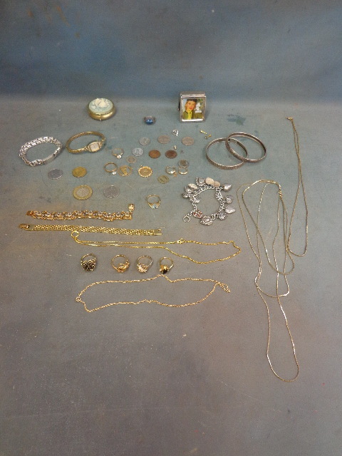 lot 39 image: Jewelery and More