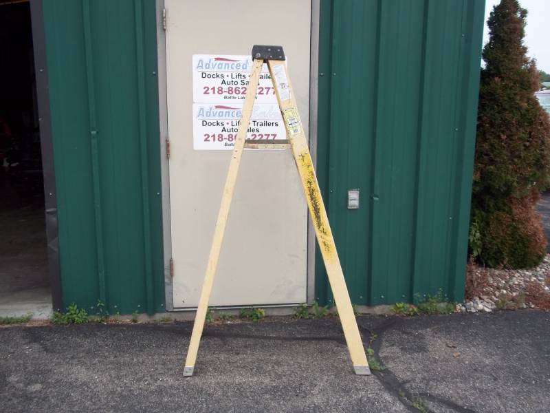 lot 10 image: Werner 6 Fiberglass step ladder