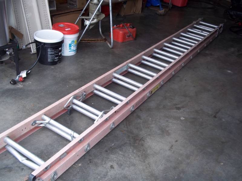 lot 11 image: 28 Fiberglass extension ladder, bottom rung bent