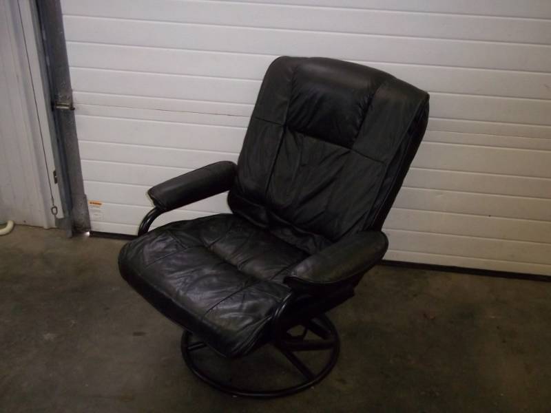 lot 12 image: Black leather swivel chair