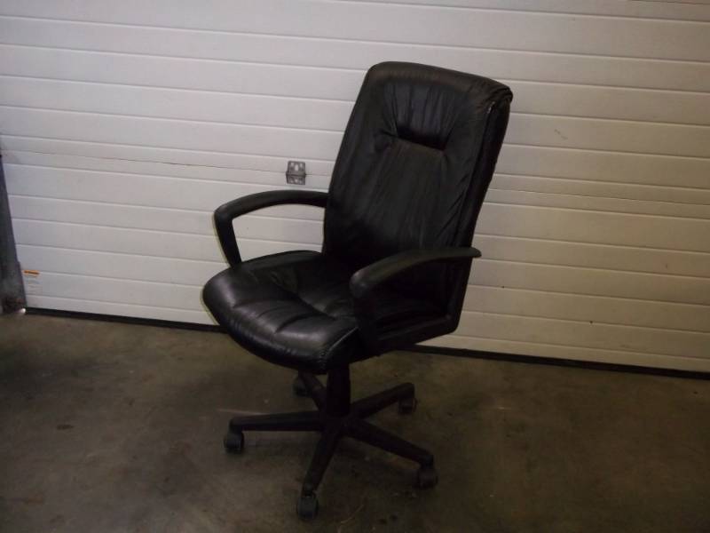 lot 13 image: Black leather office chair