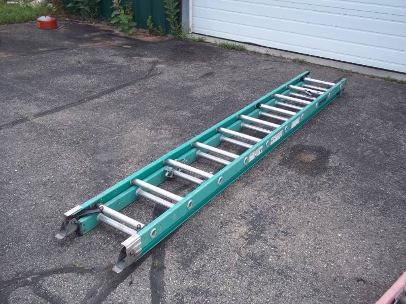 lot 19 image: Keller 20 Fiberglass extension ladder