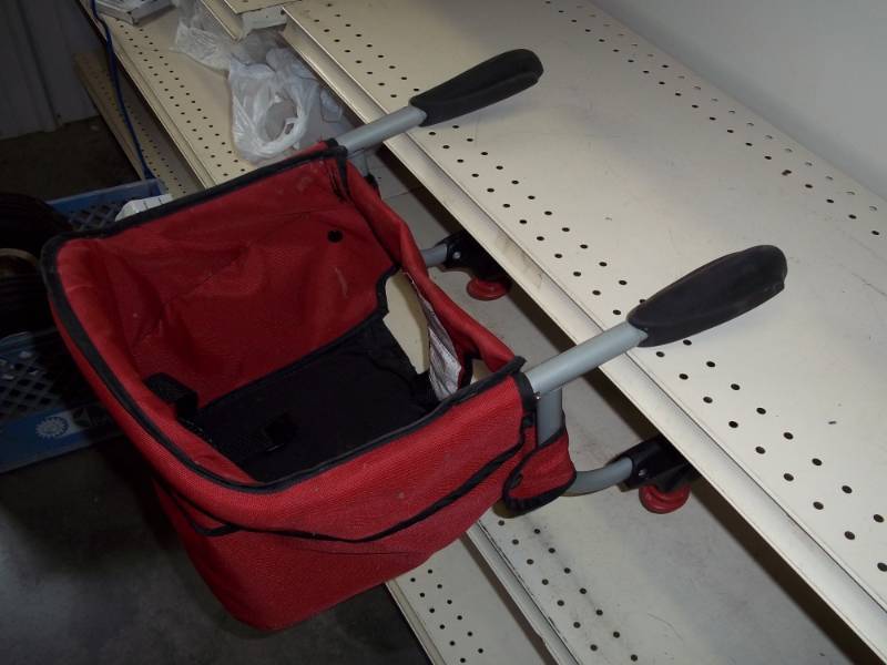 lot 21 image: Chicco Clamp on to table Baby Chair, Adjustable