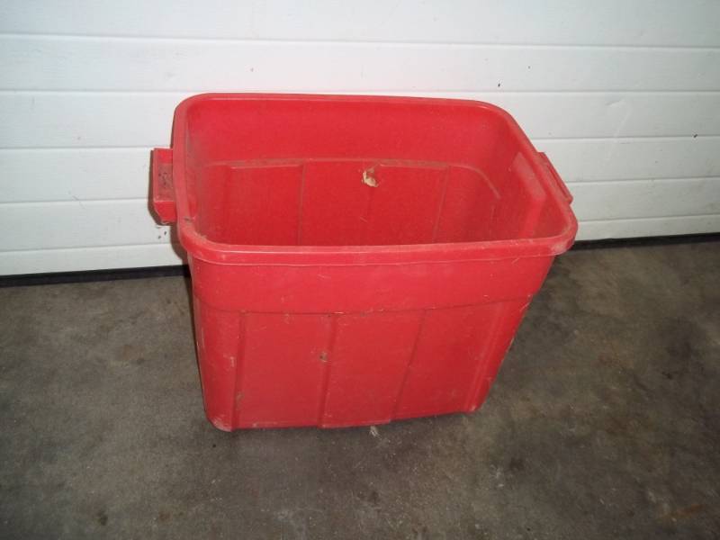 lot 22 image: 18 gallon Rubbermaid tub