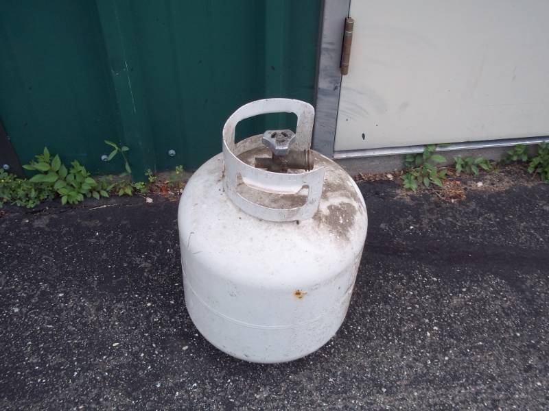 lot 31 image: 20 pound propane tank