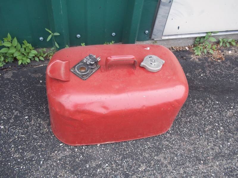 lot 32 image: 6 gallon Boat gas tank