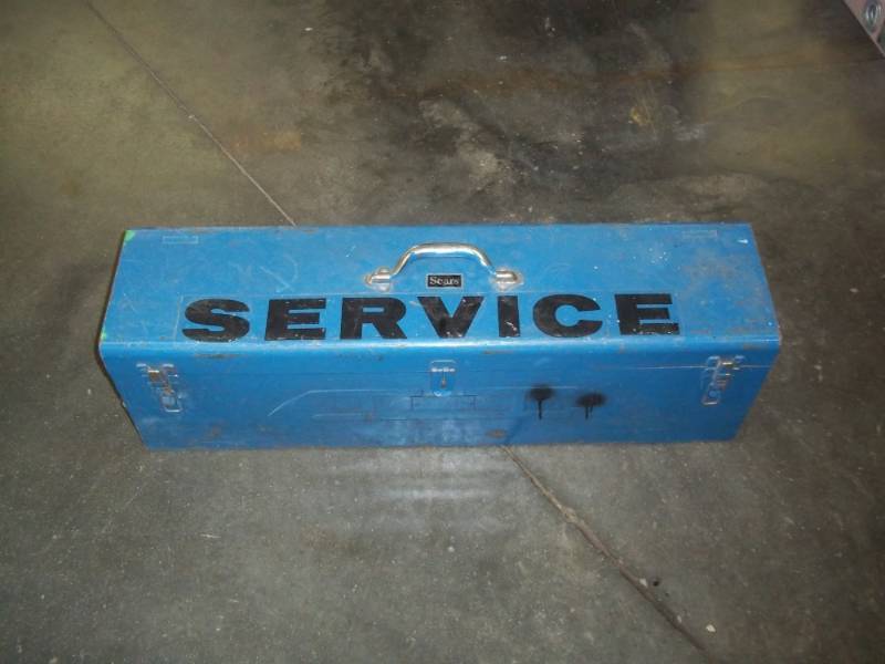 lot 34 image: Metal tool box 32 x 8 x 9.5