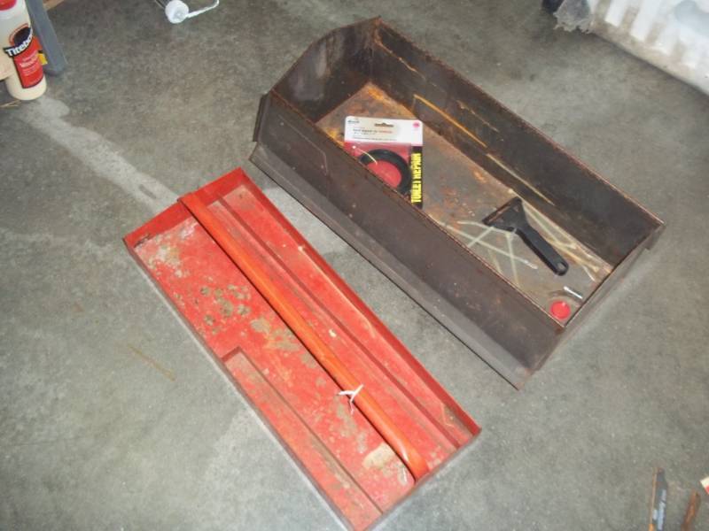 lot 52 image: Metal tool box with tray