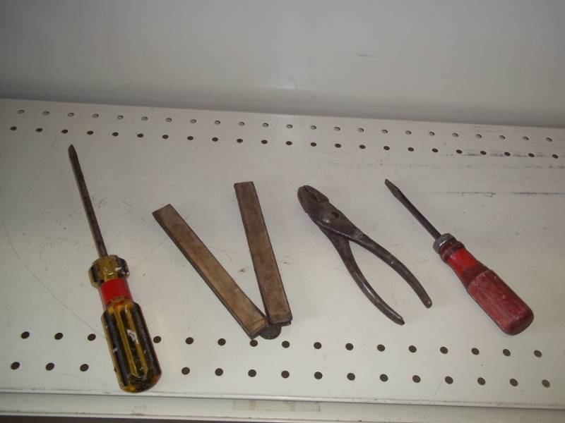 lot 53 image: Vintage tools, folding ruler and screwdriver with pliers
