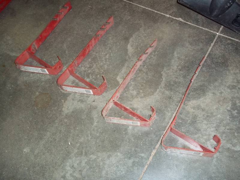 lot 63 image: 4 - 90 Degree Roof Jacks