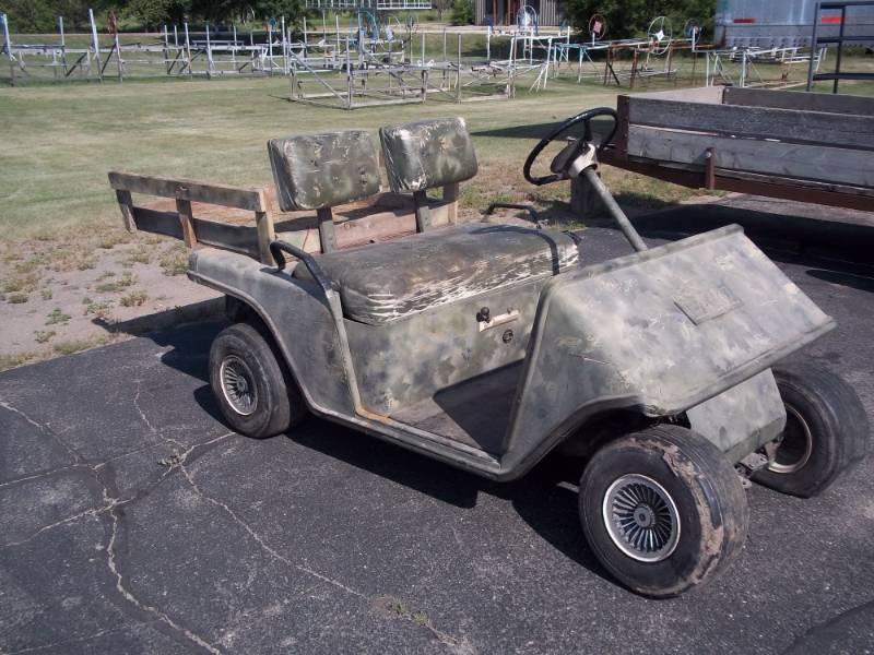 lot 158 image: E-Z-GO Electric Golf Cart, consignor states runs last time used, needs new batteries