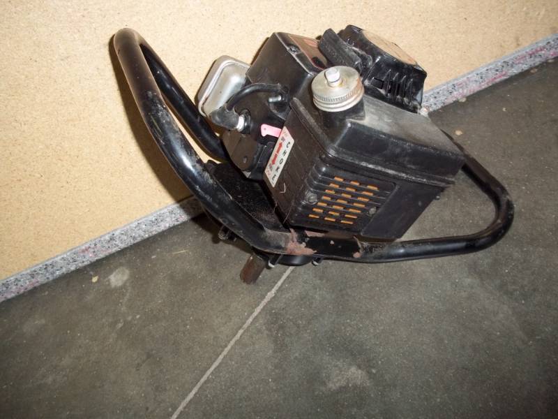 lot 167 image: Magnum 49cc IIIplus Ice auger head, Consignor states ran when last used