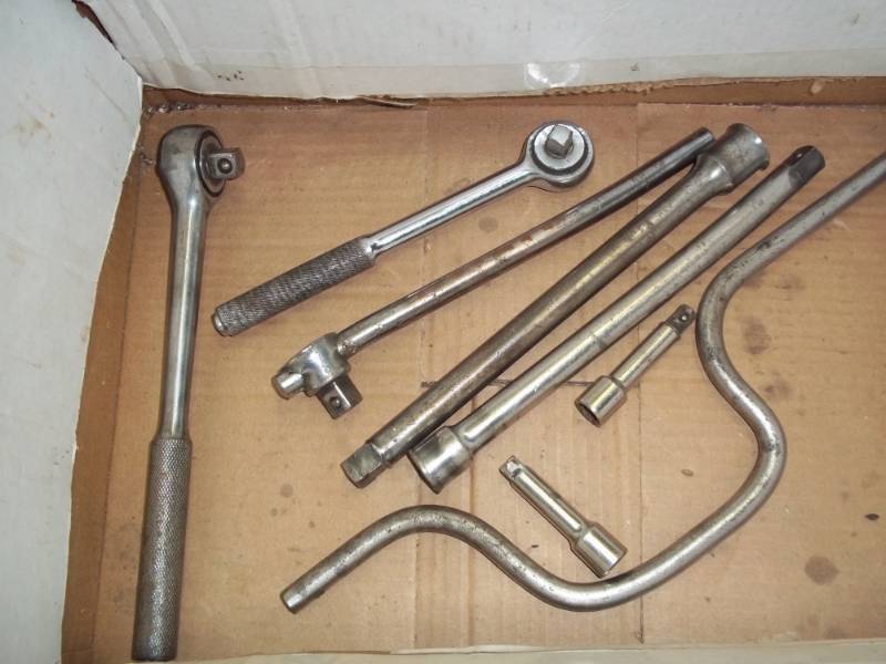 lot 173 image: Socket wrenches and extensions