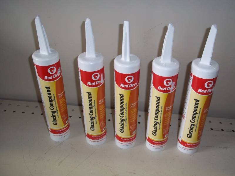 lot 202 image: New 5 tubes of Glazing compound