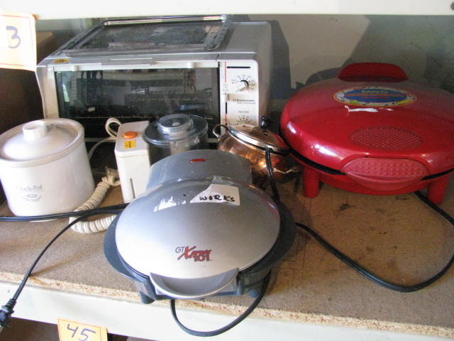 lot of electric kitchen items