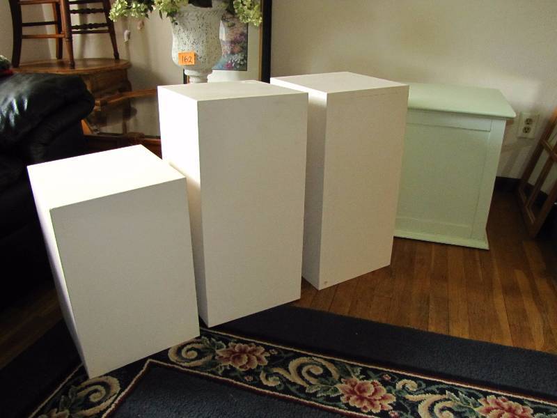 Wood Storage BoxTable and 4 wood pedestales