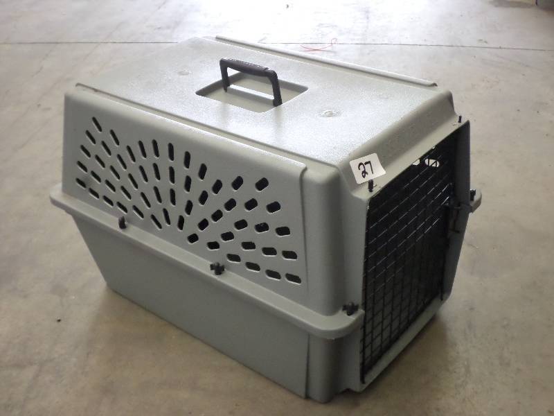 lot 27 image: Classic Kennel Mid-Sized Travel Ken...
