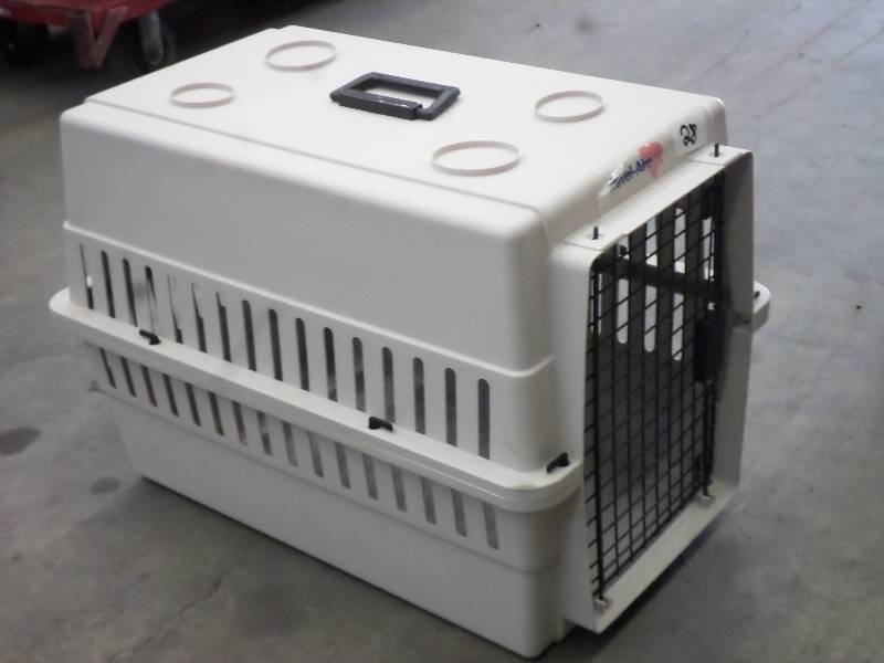 lot 28 image: Travel-Aire Mid-Sized Travel Kennel...