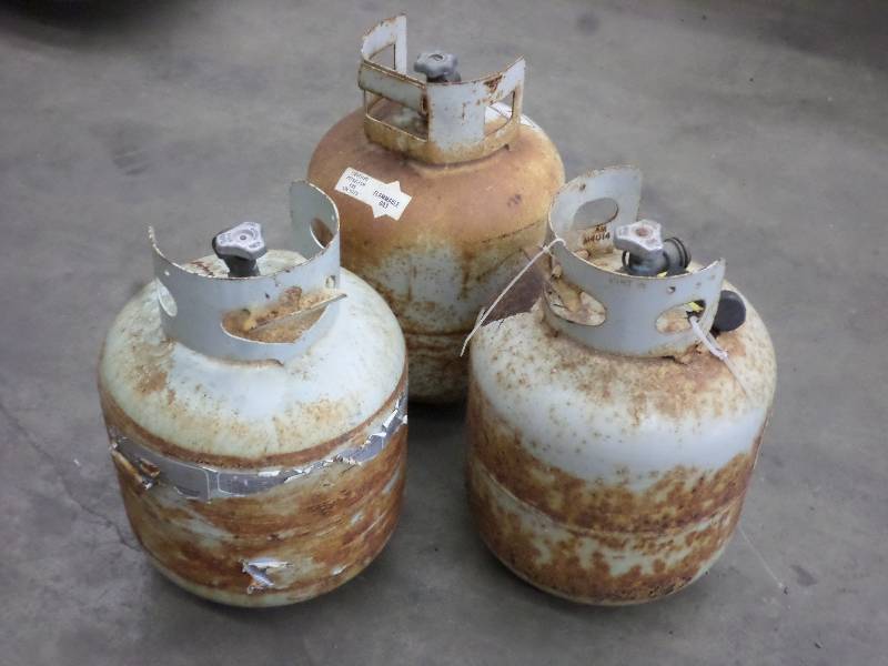 lot 36 image: (3) 20# LP Tanks ...