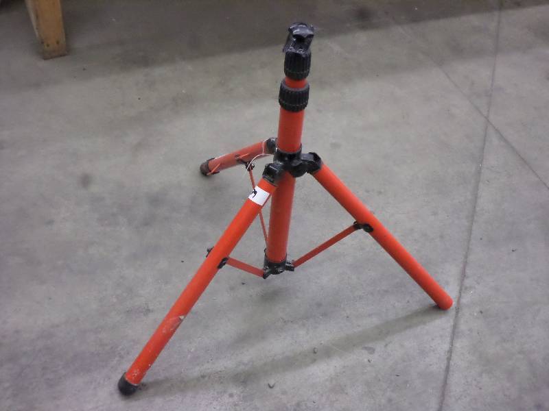 lot 39 image: The Designers Edge Adjustable Tri-P...