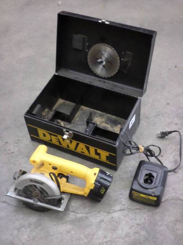 lot 49 image: DeWalt DW935 5 38 Circular Saw Se...