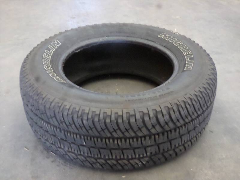 lot 100 image: (1) Michelin P256518 Tire, Good T...