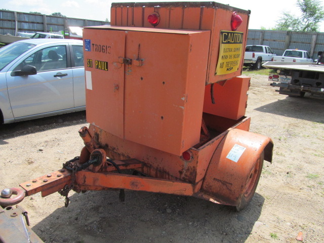 lot 7 image: Small Box Trailer