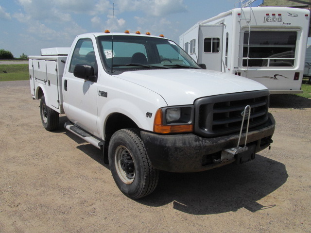 lot 10 image: 2000 Ford Service Truck