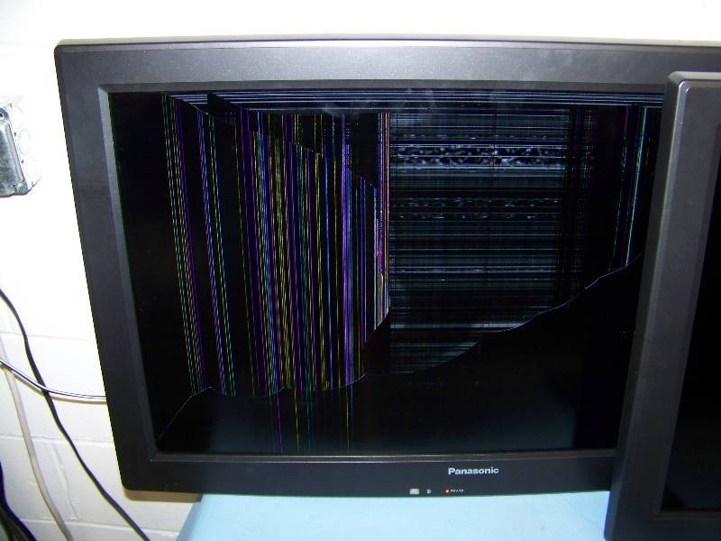 lot 76 image: (2) 32, Panasonic, LCD, Televisions  TVs for PARTS  REPAIR