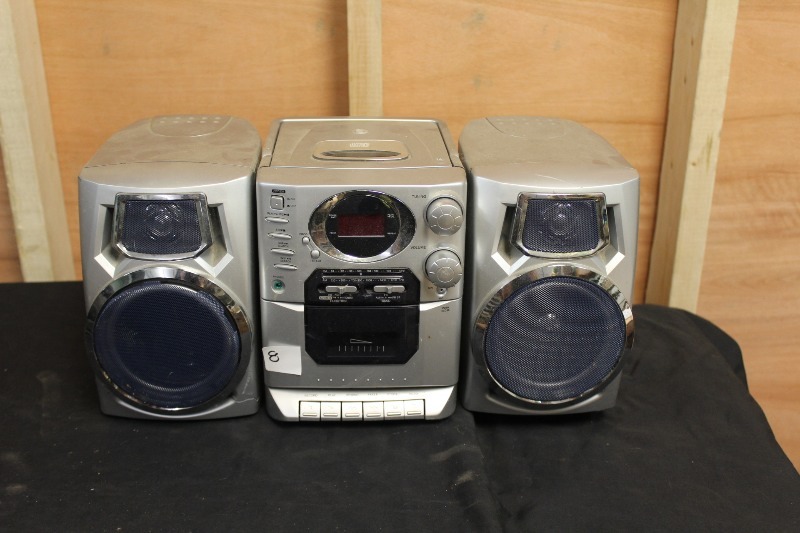 lot 8 image: CD  Cassette  Radio Boom Box