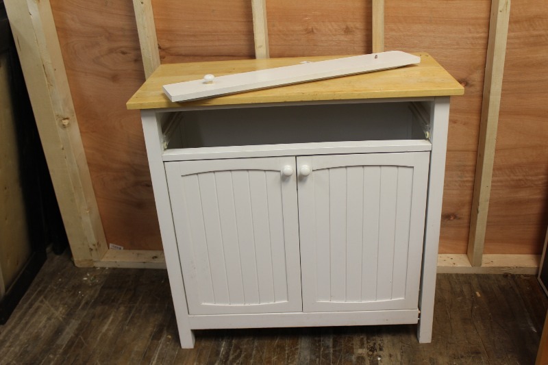 lot 20 image: Cabinet