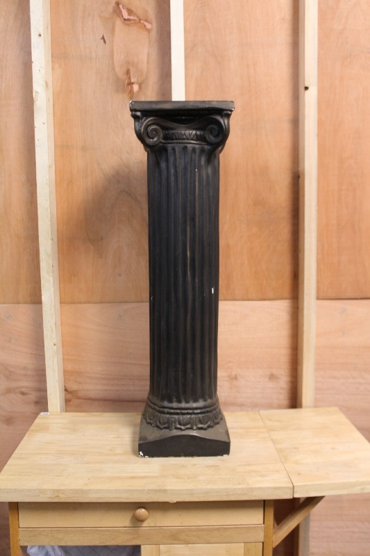 lot 29 image: Pedestal