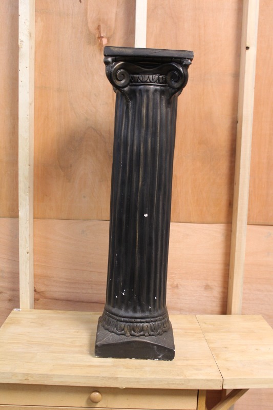 lot 30 image: Pedestal