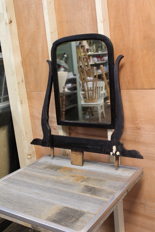 lot 33 image: Vintage Dresser Mirror
